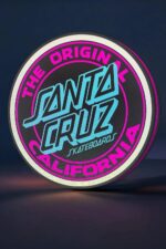 LED neon logo éclairée Santa Cruz Skateboards, design lumineux en 3D pour décoration ou merchandising.