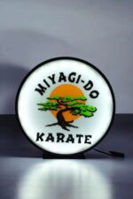 Lampe LED 3D avec logo Miyagi-Do Karate, éclairage lumineux et design personnalisé, idéale pour décoration d'intérieur ou espace sportif, réalisée par Infinity 3D Print.