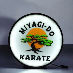 Lampe LED 3D avec logo Miyagi-Do Karate, éclairage lumineux et design personnalisé, idéale pour décoration d'intérieur ou espace sportif, réalisée par Infinity 3D Print.