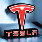 Logo Tesla 3D lumineux en acrylique avec base LED design moderne et coloré, décoration lumineuse pour intérieur.