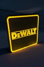 DEWALT logo luminescent en LED, création lumineuse 3D pour décoration intérieure ou extérieure, design moderne avec éclairage LED jaune, fabrication artisanale, idéal pour amateurs et professionnels.