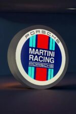 Panneau lumineux 3D avec logo Porsche Martini Racing et Porsche, éclairage LED coloré, création artisanale pour décoration intérieure ou accessoires automobiles, réalisations design innovantes.