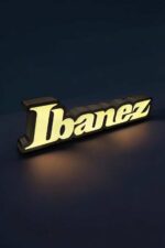 Lampe LED personnalisée en 3D avec le nom "Ibaren" illuminée, création lumineuse originale et moderne pour décoration intérieure ou cadeau.