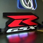 Logo LED lumineux personnalisée avec éclairage coloré pour décoration intérieure moderne.