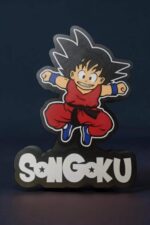 Luminaire LED 3D animé avec personnage Goku de Dragon Ball, création lumineuse personnalisée, idéale pour décoration intérieure ou comme cadeau unique.