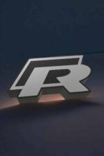 3. Logo 3D lumineux avec lettrage « R » stylisé, conçu par Infinity 3D Print, parfait pour décoration lumineuse moderne et personnalisée en impression 3D.