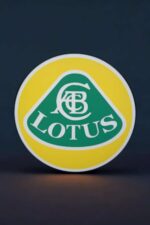Laser-engraved Lotus logo lumineuse 3D, création LED décorative avec éclairage personnalisé pour voitures, motos ou intérieur, conçue par Infinity 3D Print.