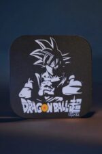 Lumière LED Dragon Ball Z, figurine en 3D avec design monochrome, crée une ambiance unique et originale, idéal comme décoration moderne ou lampe de nuit pour fans d'anime.