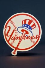 Yankees logo en impression 3D lumineuse avec drapeau patriotique et éléments de baseball.