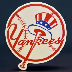 Yankees logo en impression 3D lumineuse avec drapeau patriotique et éléments de baseball.