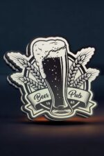 Lanterne LED en forme de verre de bière avec des feuilles de houblon, création lumineuse 3D pour pub ou décoration, offrant une ambiance chaleureuse et moderne.