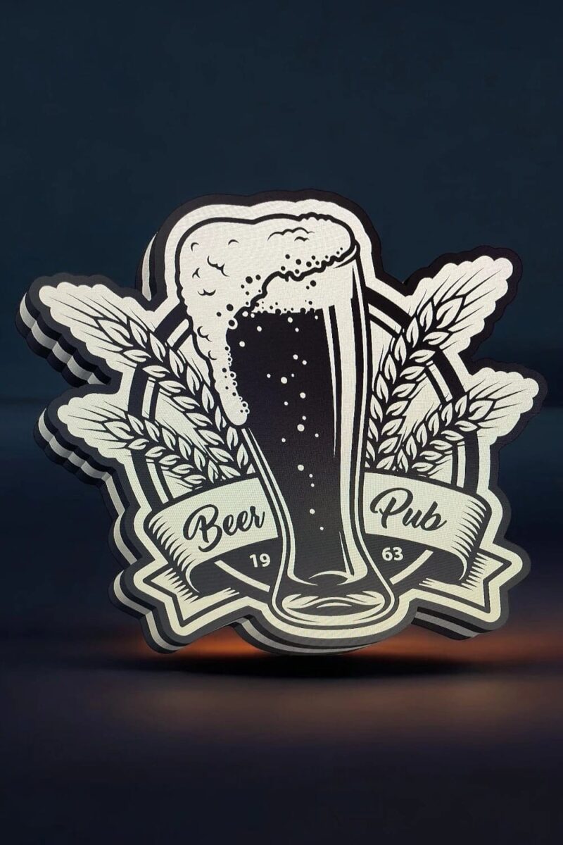 Lanterne LED en forme de verre de bière avec des feuilles de houblon, création lumineuse 3D pour pub ou décoration, offrant une ambiance chaleureuse et moderne.