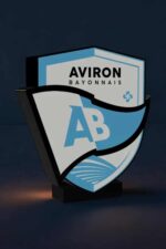 Avenir LED personnalisée sur panneau lumineux 3D pour clubs et événements sportifs, avec logo Aviron Bayonnais, éclairage LED moderne, design original, idéal pour la décoration intérieure ou événementielle.