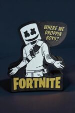 Marqueur 3D LED Fortnite avec personnage stylisé et message amusant « Where we droppin boys ? », création lumineuse et personnalisée pour décoration et collection geek.