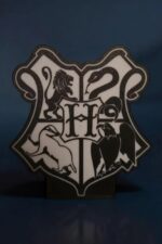 LED lumineuse gravée en 3D façon blason avec lion, serpent, griffon et lettre H, création unique pour décoration intérieure ou cadeau original, fabriquée en impression 3D par Infinity 3D Print.
