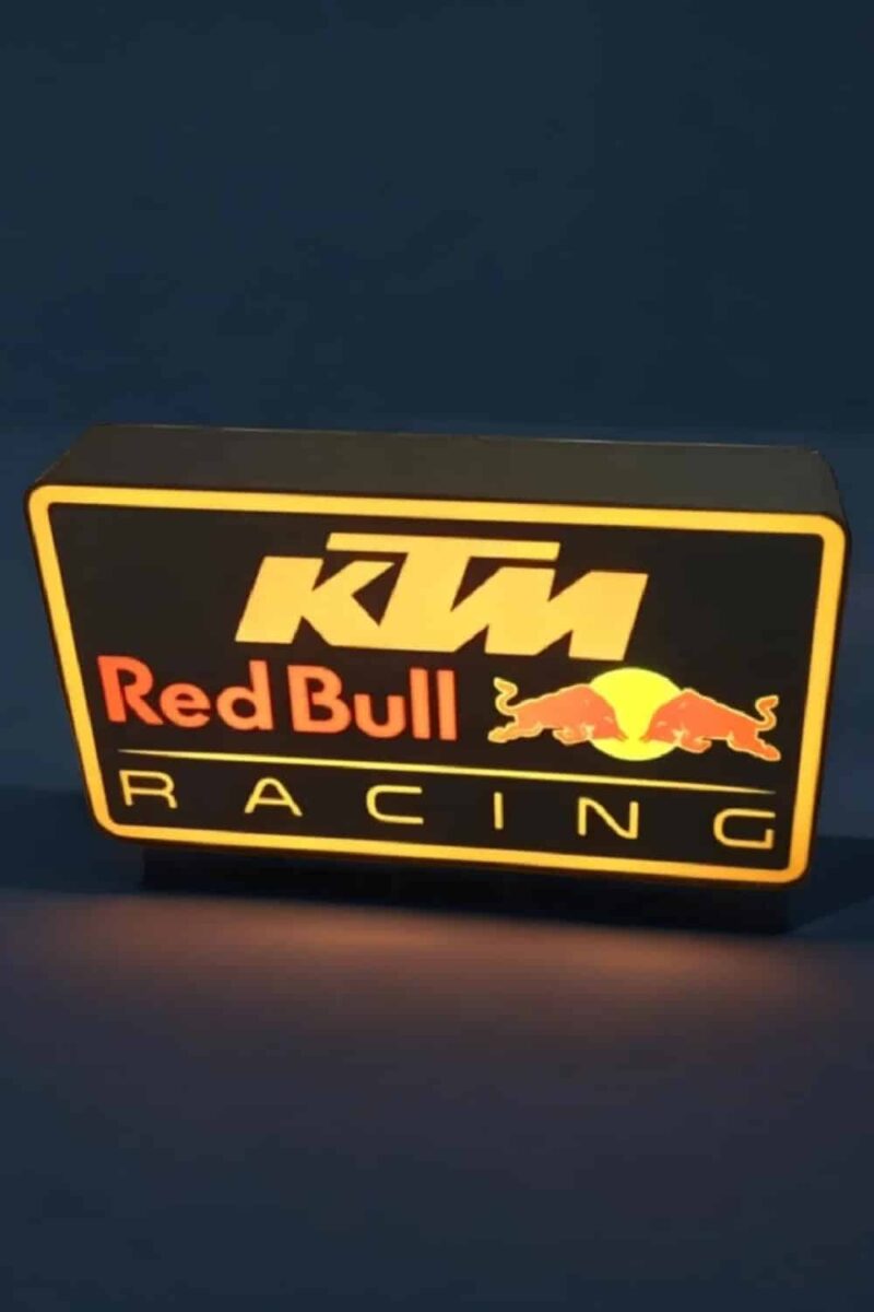 Logo lumineux 3D de KTM Red Bull Racing, illuminé avec des couleurs vives, parfait pour la décoration ou comme objet de collection personnalisé, fabriqué par Infinity 3D Print.
