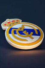 LED logo Real Madrid en impression 3D, création lumineuse et décorative pour fans de football et de sport, utilisant la technologie d'impression 3D pour un effet lumineux unique.