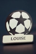Lampe LED 3D personnalisée avec logo football et nom "Louise" pour décoration lumineuse ou cadeau original. Impression 3D colorée et moderne, éclairage LED intégré pour un rendu éclatant.