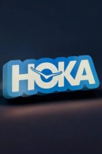 HOKA logo lumineuse en LED, création personnalisée 3D pour décoration intérieure, idéale pour fans de sport et de sportswear, éclairage moderne, design coloré et innovant pour ambiance stylée.