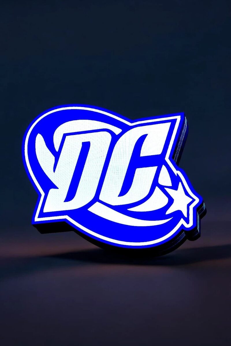 LED logo lumineux DC en bleu et blanc, création 3D avec éclairage LED, design moderne et impactant, parfait pour décoration ou signalétique, réalisé par Infinity 3D Print, spécialiste en créations lumineuses 3D.