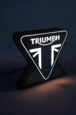 Triumph logo lampe LED lumineuse design moderne pour un éclairage d'ambiance original et personnalisé. Parfaite pour décorer un espace avec style et originalité.