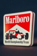 Moulage lumineux 3D d'une lampe LED avec logo Marlboro et design de championnat du monde de Formule 1. Idéal pour la décoration ou comme objet collector. Fabriqué à l'aide d'impression 3D pour un rendu précis et innovant.