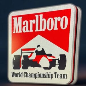 Moulage lumineux 3D d'une lampe LED avec logo Marlboro et design de championnat du monde de Formule 1. Idéal pour la décoration ou comme objet collector. Fabriqué à l'aide d'impression 3D pour un rendu précis et innovant.