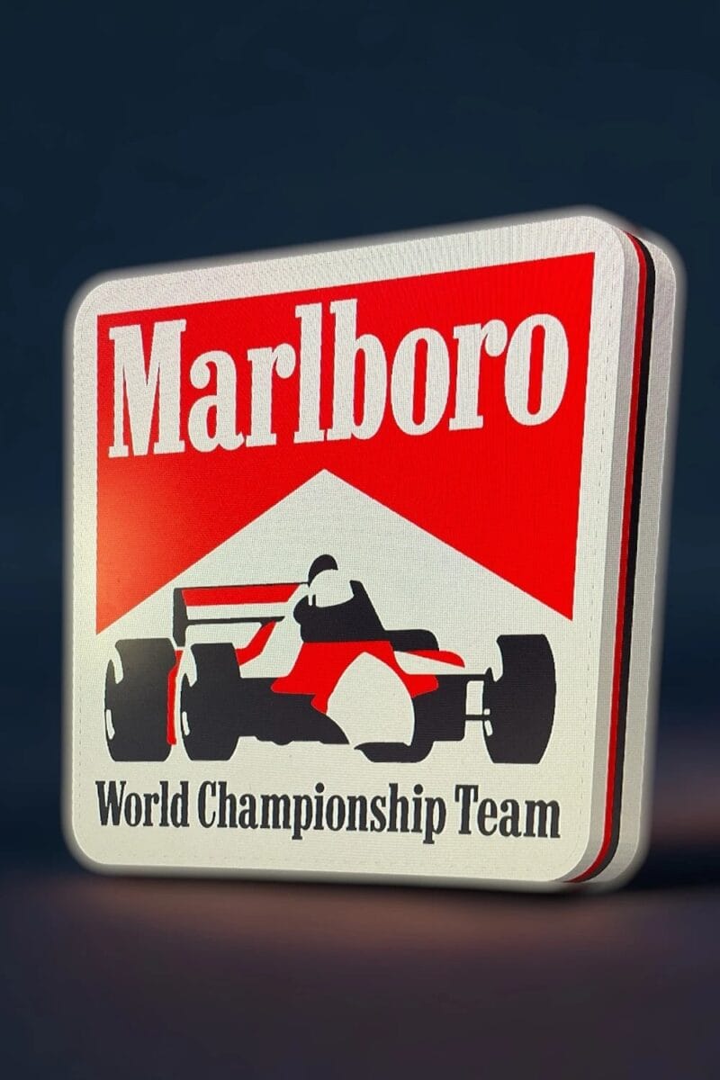 1750609397.jpeg Moulage lumineux 3D d'une lampe LED avec logo Marlboro et design de championnat du monde de Formule 1. Idéal pour la décoration ou comme objet collector. Fabriqué à l'aide d'impression 3D pour un rendu précis et innovant.