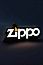Zipo logo lumineux en LED avec flamme orange, design moderne sur fond sombre, parfait pour une décoration d'intérieur ou un mobilier tendance.