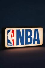NBA logo lumineux 3D avec éclairage LED, création artistique en impression 3D, lampe d'ambiance moderne, décoration intérieure sportive et design innovant pour fans de basketball.