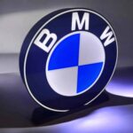 Lampe LED 3D avec logo BMW illuminé.