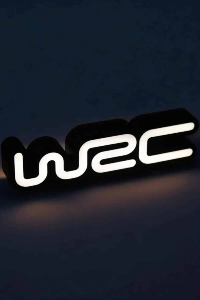 Lumière LED en forme de logo WRC, décoration lumineuse moderne, idéale pour ambiance nocturne, création 3D personnalisée, design unique, éclairage d'ambiance élégant, fabrication artisanale.