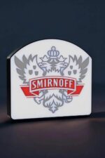 Lampe LED 3D Smirnoff, création lumineuse personnalisée avec logo, design moderne, lumière blanche, idéale pour décoration intérieure ou événement promotionnel.