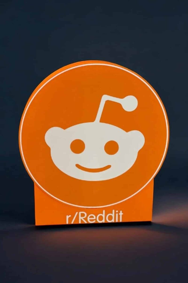 R/Déco 3D personnalisée, lampe LED en forme de logo Reddit orange avec visage souriant et texte r/Reddit. Idée cadeau originale et lumineuse pour fans de la plateforme Reddit.