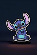 Stitch en figurine LED lumineuse 3D, création artistique colorée et adorable, idéale pour décoration ou collection, offrant une luminosité captivante dans l’obscurité.