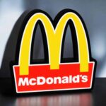 Lumineuse 3D McDonald's avec logo en LED, création originale en impression 3D, idéale pour décoration ou collection.