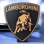 Lamborghini logo en 3D lumineux, décoration élégante pour un espace moderne ou une collection automobile exclusive.