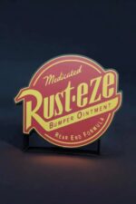 Alt : Sign lumineux en 3D avec le logo Rust-Eze, éclairé par une lumière LED douce, mettant en valeur le design rétro et coloré sur fond sombre.