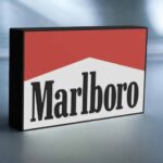 Panneau lumineux en 3D avec logo Marlboro, éclairage LED intégré, création personnalisée pour la décoration ou la publicité.