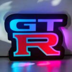 3. Lettres lumineuses LED "GTR" en couleurs avec effets néons, créée grâce à l'impression 3D pour une décoration moderne et personnalisée.