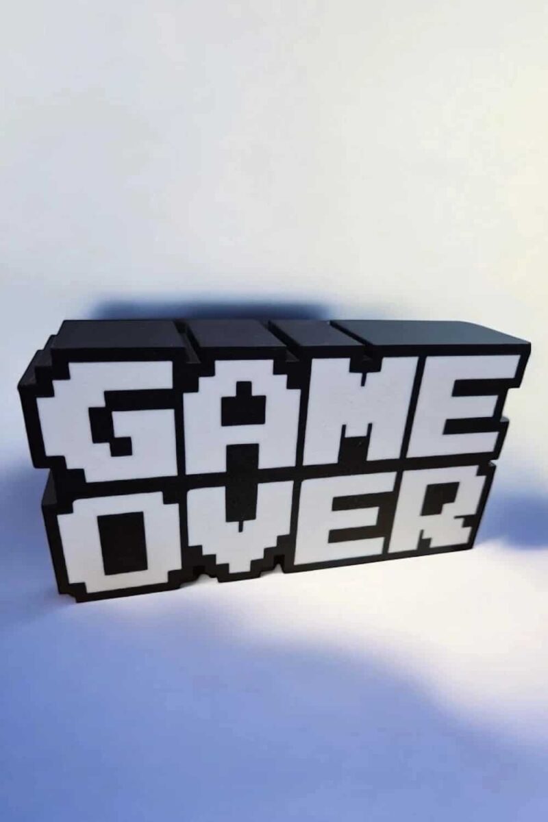 Gamme de lampes LED 3D pixelisées en forme de message pixel art "GAME OVER" avec éclairage intérieur, fabriquées par Infinity 3D Print, idéale pour décoration luminaires modernes et créatives.