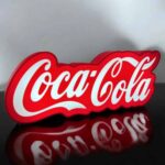 Coca-Cola en néon LED rouge et blanc, création lumineuse 3D, design moderne et éclairage esthétique d'une enseigne pour décoration ou publicité.