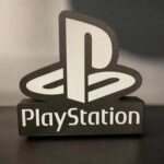 PlayStation logo en 3D avec éclairage LED, création lumineuse unique en résine ou plastique, idéale pour décoration gaming ou collection, fabriquée par Infinity 3D Print.