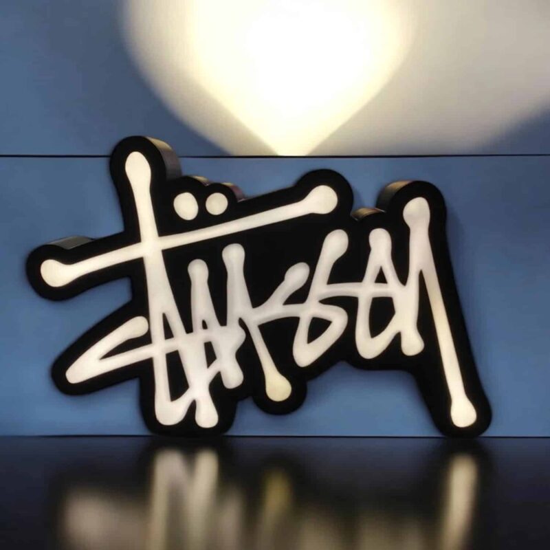 Signature lumineuse LED en style graffiti sur fond bleu, création artistique 3D par Infinity 3D Print.
