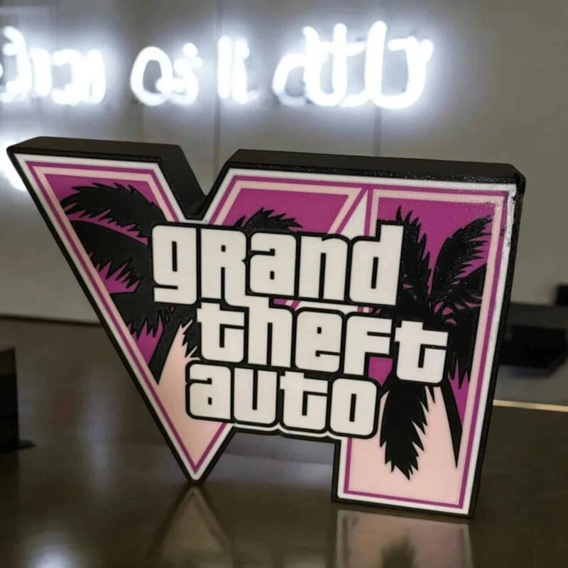 Lampe LED 3D "Grand Theft Auto" avec logo coloré et design lumineux, créée par Infinity 3D Print, parfait pour une décoration trendy et immersive dans un espace gaming ou moderne.