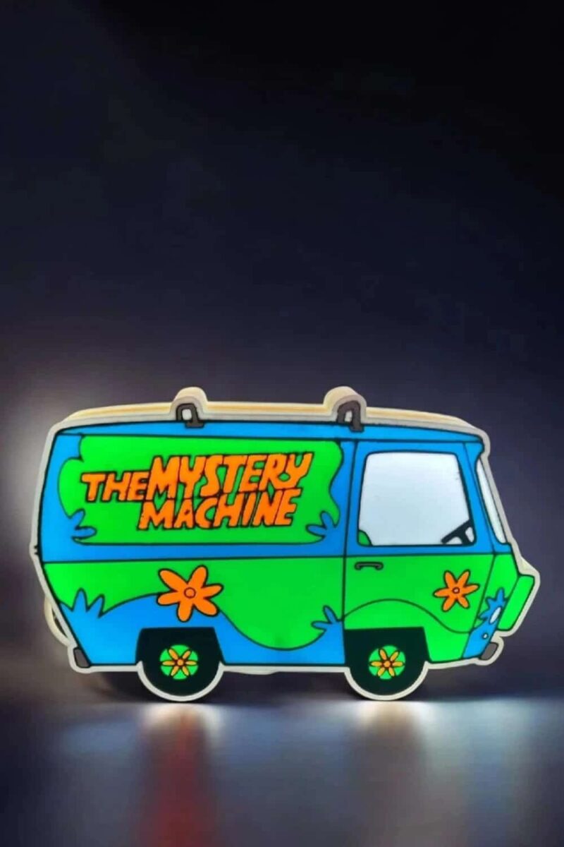 LED van lumineux en 3D avec le texte "The Mystery Machine" dans un style vintage, éclairage LED coloré brillant, parfait pour décoration intérieure ou ambiance rétro.