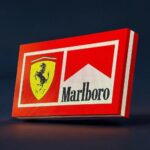 LED lumineuse 3D avec logo Ferrari et Marlboro, conçue pour décoration intérieure, panneau lumineux innovant pour fans et collectionneurs.