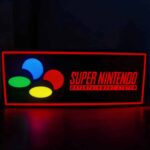 LED lumineuse en forme de manette de jeu Nintendo Super avec logo rétroéclairé.