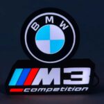 BMW logo lumineux en LED avec éclairage coloré, design moderne et attractif, parfait pour décoration ou collection automobile, idéal pour les fans de BMW et de voitures de luxe.