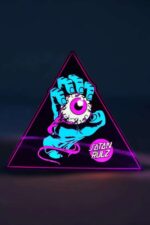 Vitrine avec lampe LED 3D représentant une main tenant un œil en néon rose et bleu, encadrée d'un triangle lumineux violet, création lumineuse originale et tendance pour déco moderne.